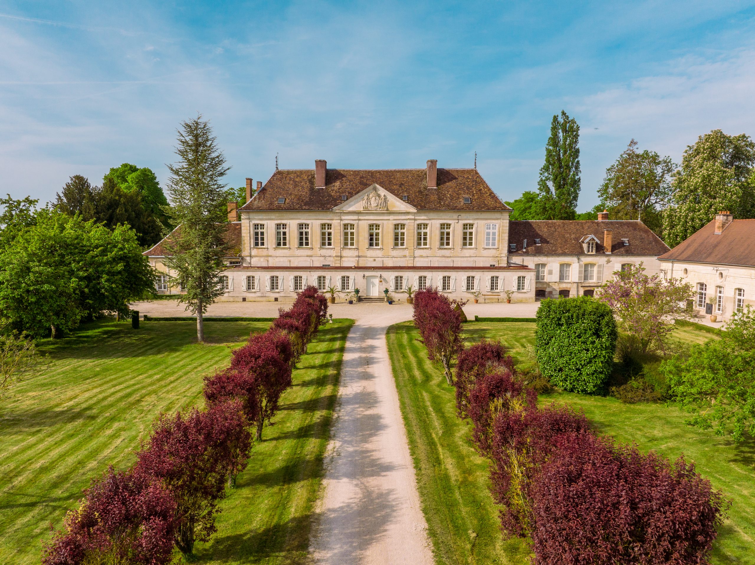 Château historique français en pierre claire au crépuscule